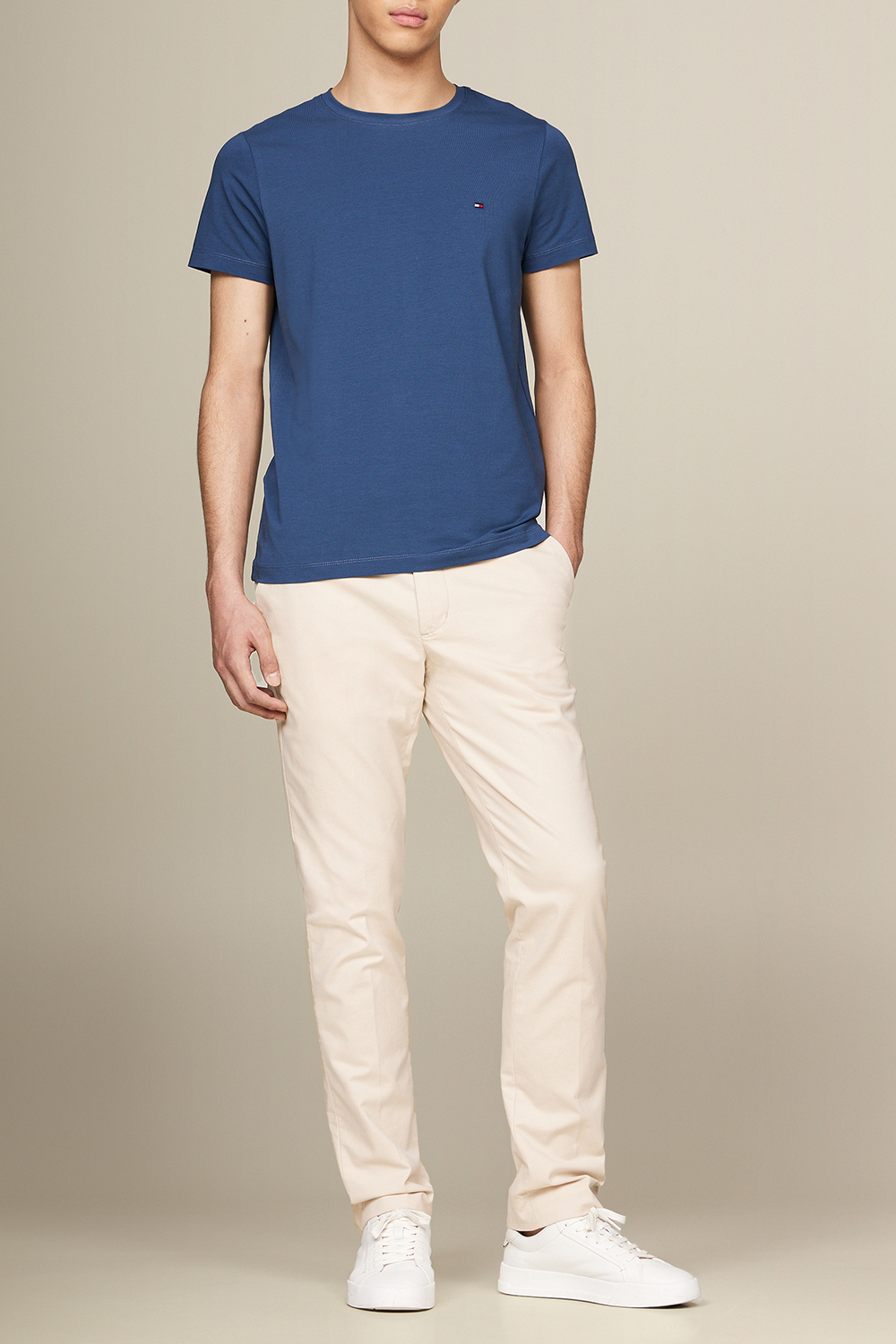 תמונת כל הלוק של חולצת טי אקסטרה סלים פיט